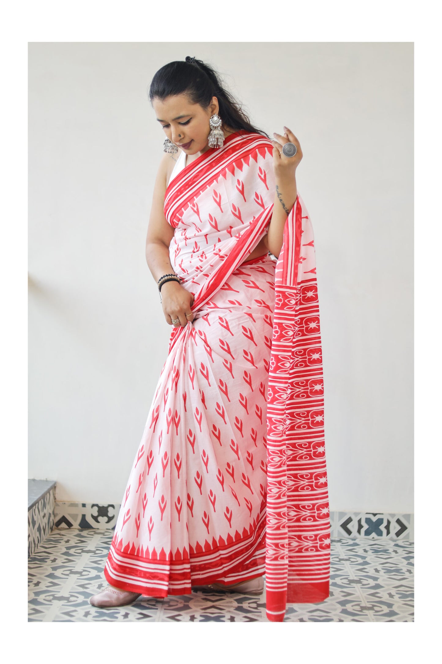 Red and White Mulmul Cotton Saree