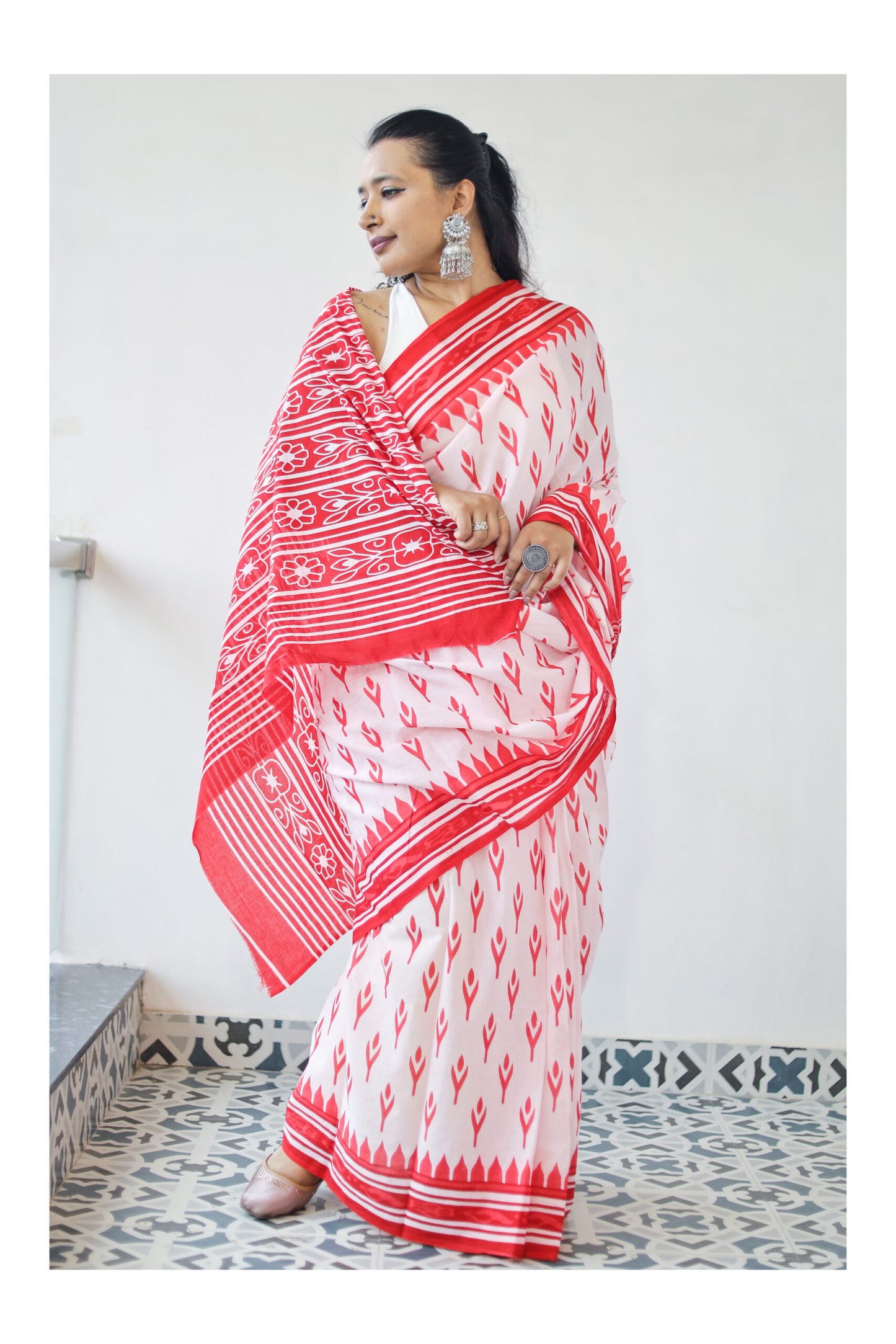 Red and White Mulmul Cotton Saree