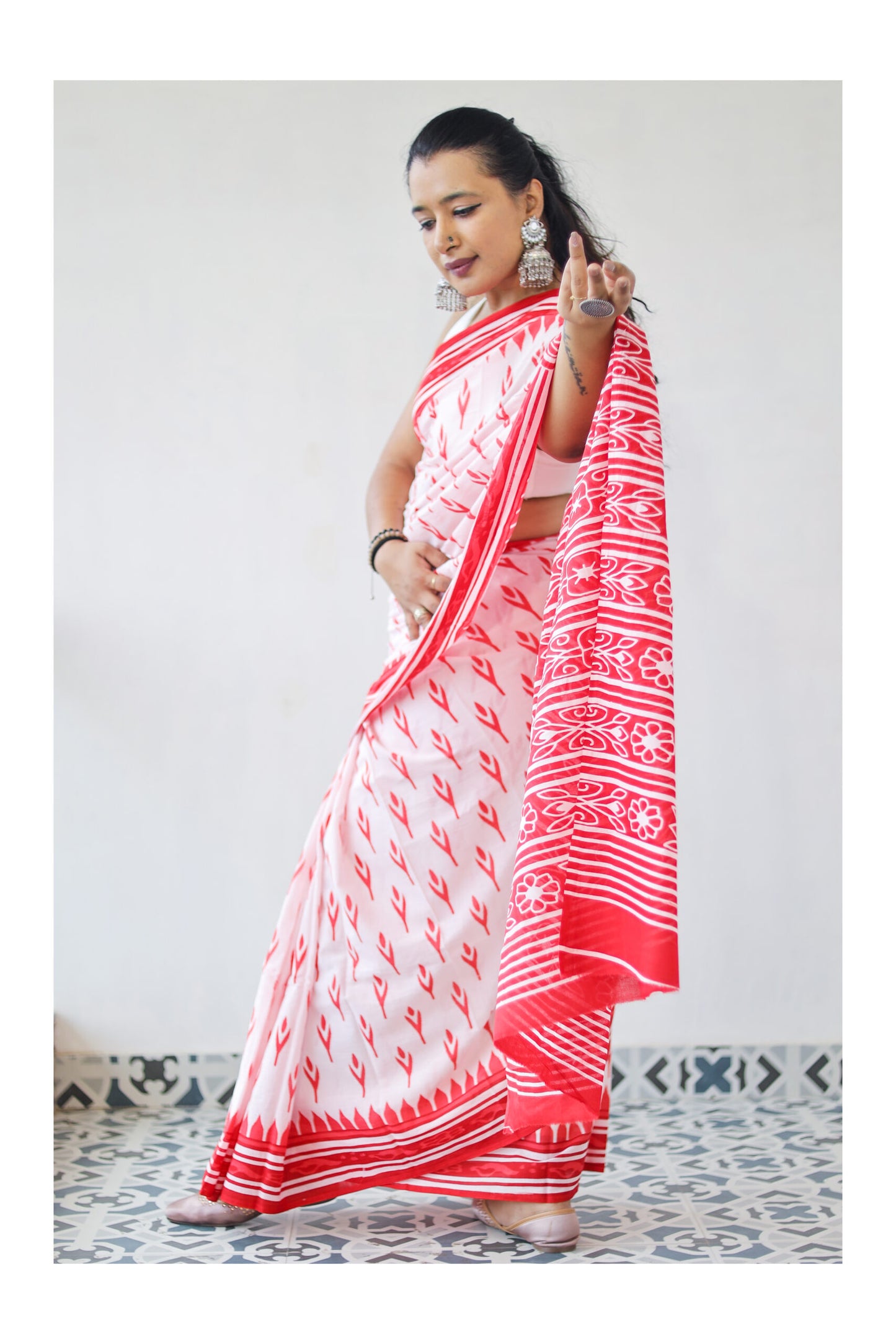Red and White Mulmul Cotton Saree