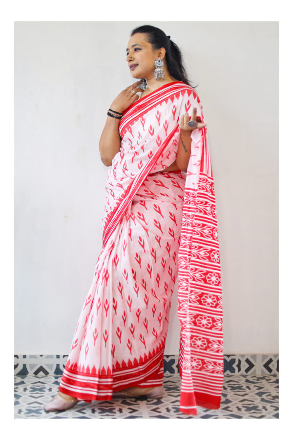 Red and White Mulmul Cotton Saree